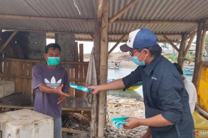 LKBN ANTARA bagikan masker ke warga terdampak abu Krakatau