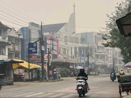 Masih Dikepung Asap Karhutla, NU Care-LAZISNU Pontianak Bagikan Ribuan Masker