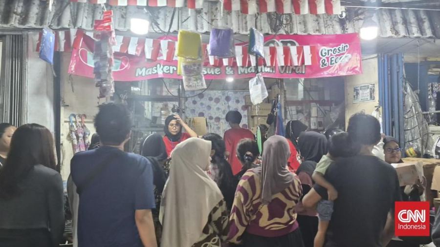 Warga Tangerang Berebut Beli Masker Imbas Abu Vulkanik Anak Krakatau