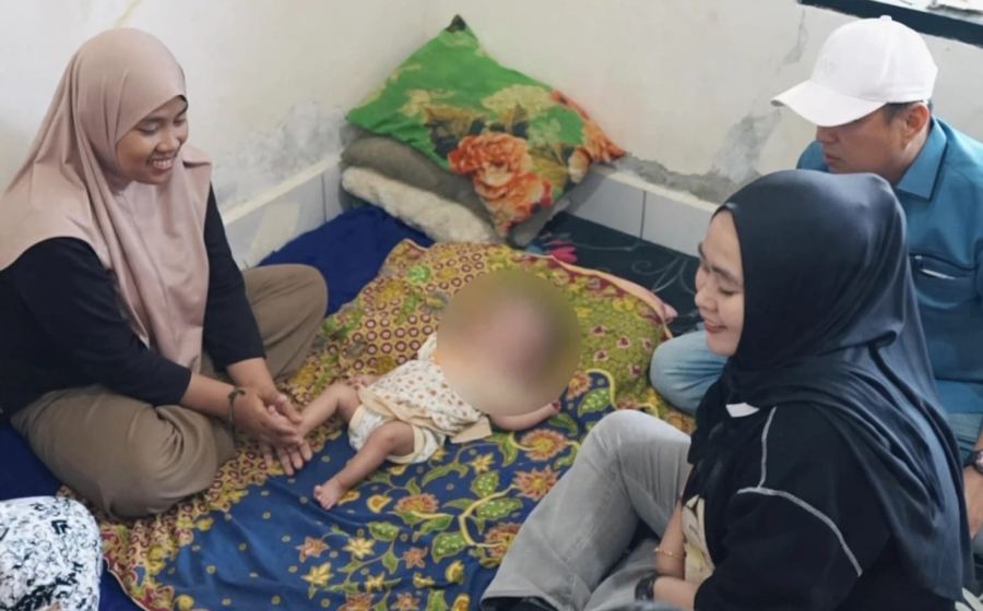 Besuk Bayi Penderita Hidrosefalus, Bupati Amri Pastikan Seluruh Biaya Pengobatan ke Makassar Gratis