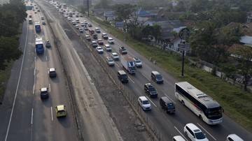 Hari Kejepit, Lalin di Tol Arah Jakarta Macet di Sejumlah Titik
