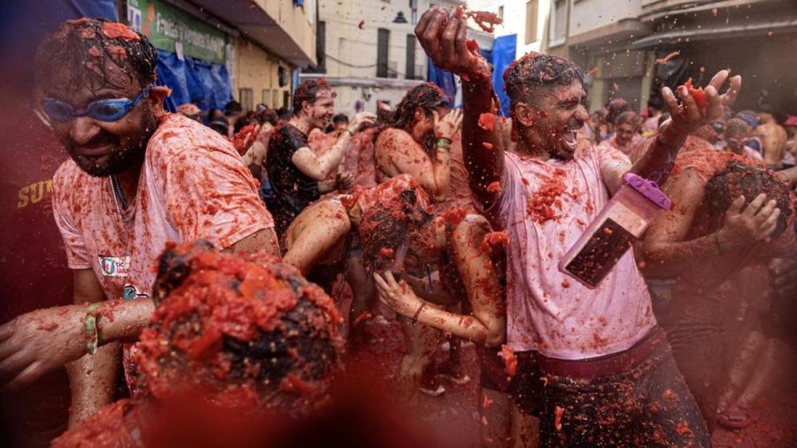 FOTO: La Tomatina di Spanyol, Kala Ribuan Orang Meriahkan Perang Tomat