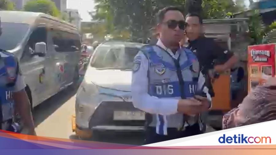 17 Mobil Parkir di Bahu Jalan Makassar Digembok, Emak-emak Protes Petugas
