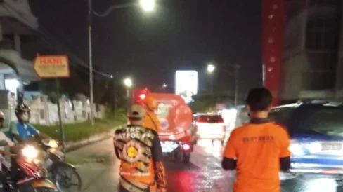Jalan Protokol di Bandar Lampung Terselimuti Abu Gunung Anak Krakatau, Langsung Dilakukan Penyemprotan