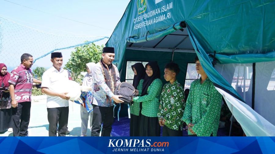 Kemenag Salurkan 1.000 School Kit dan 16 Ruang Belajar Sementara untuk Madrasah di NTT