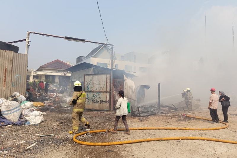 Kebakaran 20 lapak di Kedoya Selatan Jakbar diduga akibat korsleting