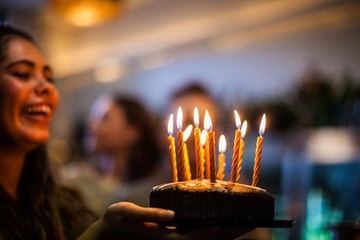 Sejak Kapan Tiup Lilin Jadi Tradisi Ulang Tahun? Begini Asal-usulnya