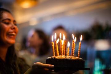 Sejak Kapan Tiup Lilin Jadi Tradisi Ulang Tahun? Begini Asal-usulnya