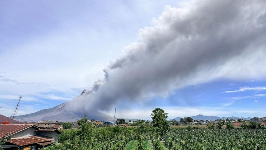 FOTO: Gunung Sinabung Erupsi, Naik Status Jadi Siaga