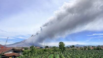 FOTO: Gunung Sinabung Erupsi, Naik Status Jadi Siaga