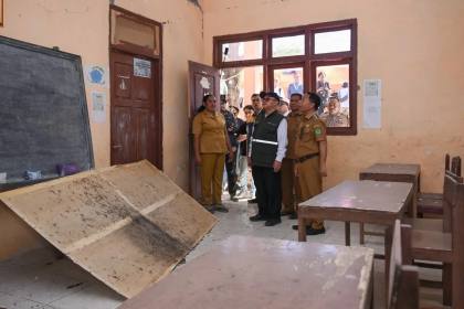Mendikdasmen Salurkan Santunan Rp305 Juta untuk Guru dan Murid Korban Gempa Ngada-Nagekeo