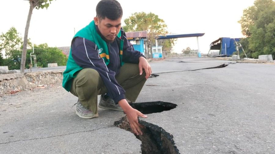 Tiga Jam Menembus Longsor Menuju Mbay, Alumni IAI STIBA Makassar Dampingi Warga Korban Gempa NTT