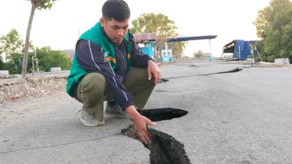Tiga Jam Menembus Longsor Menuju Mbay, Alumni IAI STIBA Makassar Dampingi Warga Korban Gempa NTT