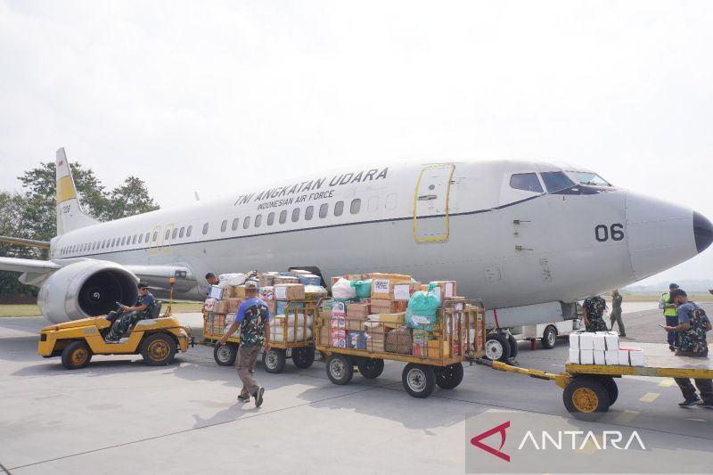 TNI AU kirim 2 ton bantuan dengan Boeing 737 ke NTT