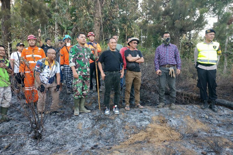 Relawan gabungan padamkan kebakaran hutan Gunung Sindoro
