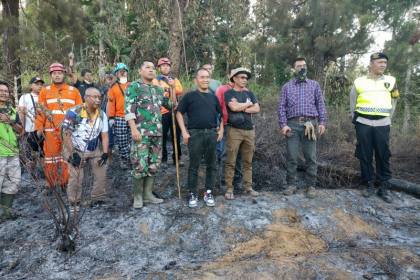 Relawan gabungan padamkan kebakaran hutan Gunung Sindoro