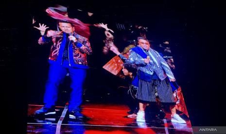 Emil Dardak Kejutan di Panggung Konser 40 Tahun Kahitna, Duet Lagu Lajeungan