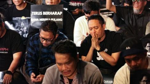 Lensa Berbicara: Doa Bersama untuk Jurnalis yang Hilang Kontak Saat Liputan Erupsi Gunung Anak Krakatau