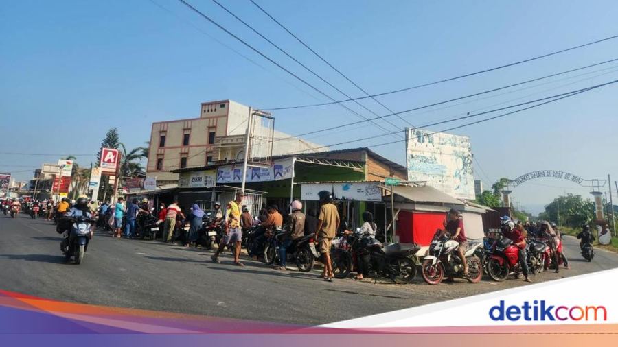 Warga Polman Antre Sejak Subuh di SPBU demi Dapat BBM Subsidi