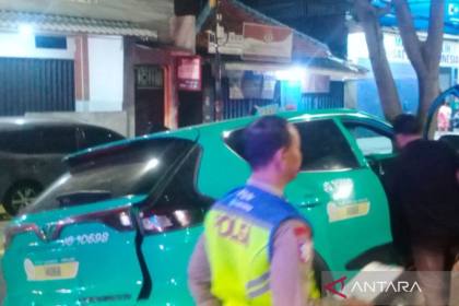 Hilang kendali, taksi listrik tabrak tiang dan pohon di Kemayoran