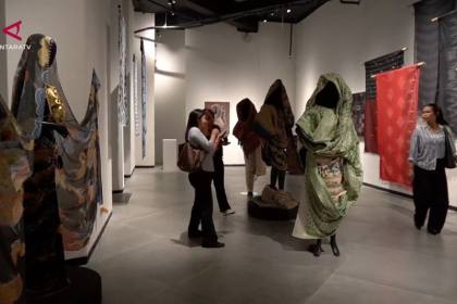 Melihat jejak kain tradisional yang berkembang menjadi karya seni