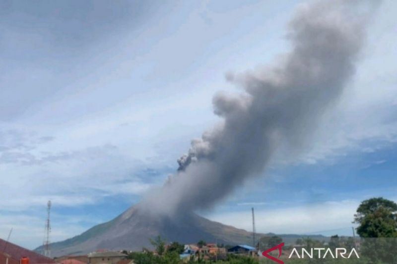 Gunung Sinabung erupsi kolom abu menjulang 3.500 meter