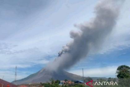 Gunung Sinabung erupsi kolom abu menjulang 3.500 meter