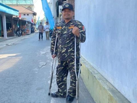 Pakai Kruk, Anggota Banser Kota Malang Setia Mengabdi di Tengah Keterbatasan Fisik