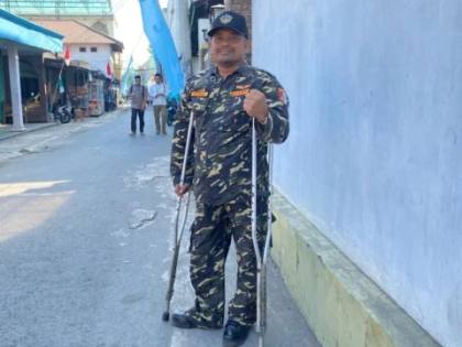 Pakai Kruk, Anggota Banser Kota Malang Setia Mengabdi di Tengah Keterbatasan Fisik
