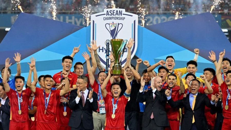 FOTO: Vietnam Senyum Angkat Trofi Piala AFF 2026