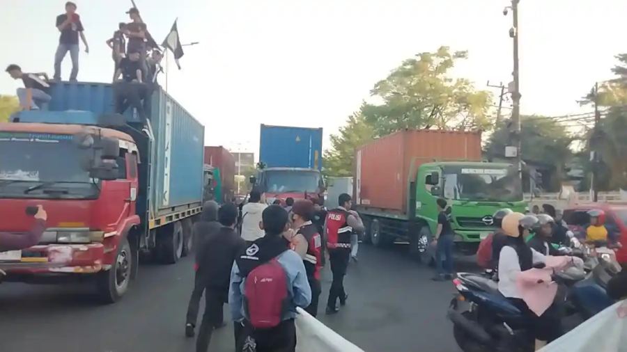 Hindari Jl AP Pettarani Depan UNM, Ada Demo RUU Perampasan Aset
