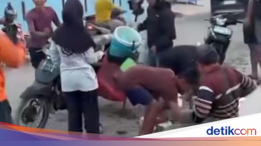 Pedagang Bakso Tertimpa Kuah Panas Usai Jatuh dari Motor di Parepare
