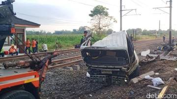 Tertemper KA Malabar di Klaten, Truk Pasir Hancur Sisakan Kabin