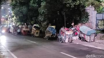 Gerobak Sampah Mangkal di Trotoar Tendean, DLH DKI Buka Suara