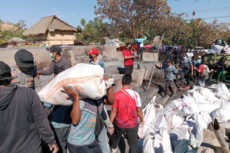 Ribuan ASN tangani material sisa kebakaran Rumah Adat Sade