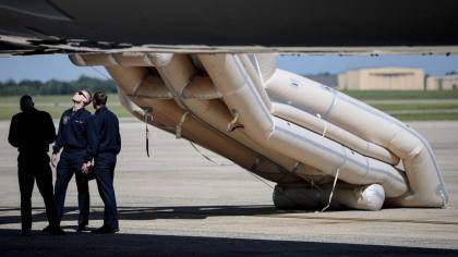FOTO: Perosotan Darurat Pesawat Air Force One Trump Mendadak Terbuka