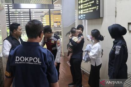Polisi bantu balita yang sakit akibat tertahan di Bandara Soetta