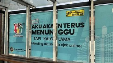 Warga Sebut Stiker 'Mending Aku Naik Ojek Online!' di Halte Legoso Salah Alamat