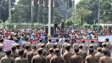 Sopir Demo Walkot Bogor Tolak Larangan Angkot Tua Beroperasi
