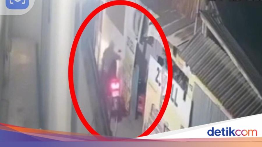 2 Pria Terekam CCTV Curi Motor Warga di Tamalate Makassar