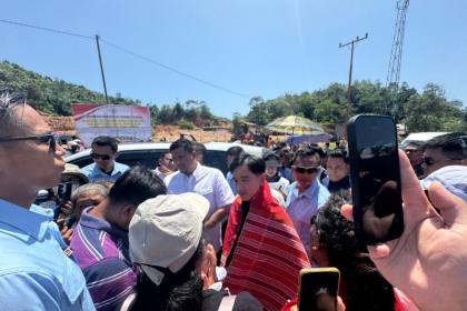 Wapres berdialog dengan warga dalam perjalanan menuju Sabodam Tukka