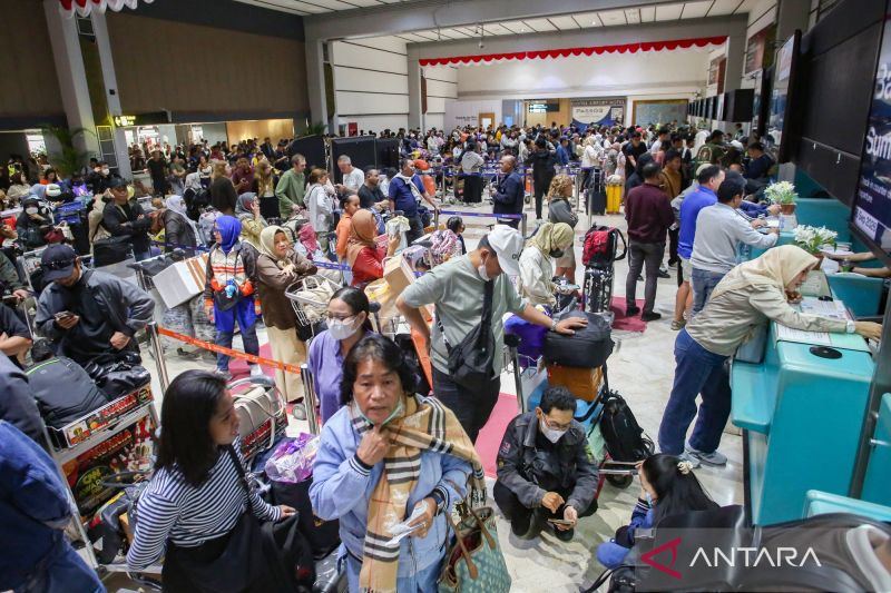 4 bandara ditutup sementara akibat sebaran abu vulkanik Anak Krakatau