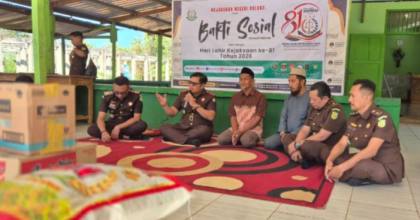 Teguhkan Wajah Humanis, Kejari Kolaka Hadir Berbagi untuk Santri