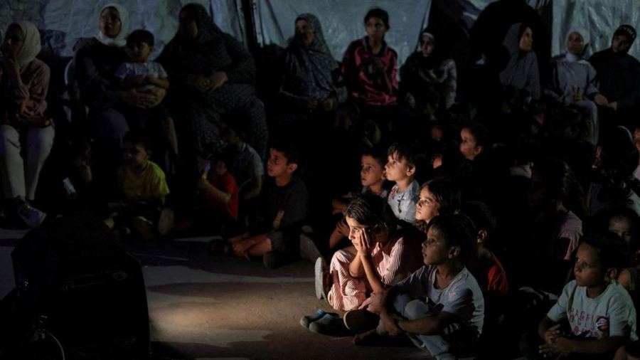 FOTO: Menjemput Senyum Bocah Gaza Lewat Layar Bioskop Keliling
