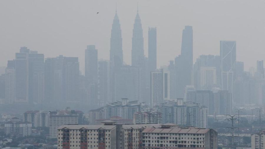 FOTO: Malaysia Masih Dibekap Kabut Asap dari Karhutla RI