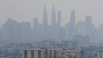 FOTO: Malaysia Masih Dibekap Kabut Asap dari Karhutla RI