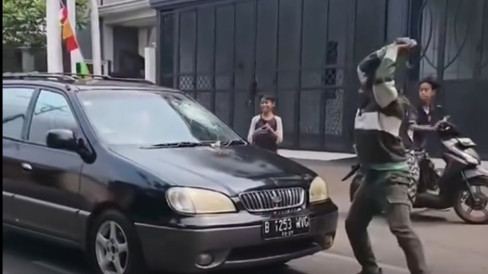 Viral! Pria Teriak “Maling” Kejar Mobil hingga Lempar Batu di Jagakarsa, Begini Akhirnya