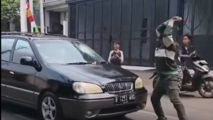 Viral! Pria Teriak “Maling” Kejar Mobil hingga Lempar Batu di Jagakarsa, Begini Akhirnya