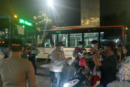Polisi bagikan 1.200 masker kepada warga di Senen