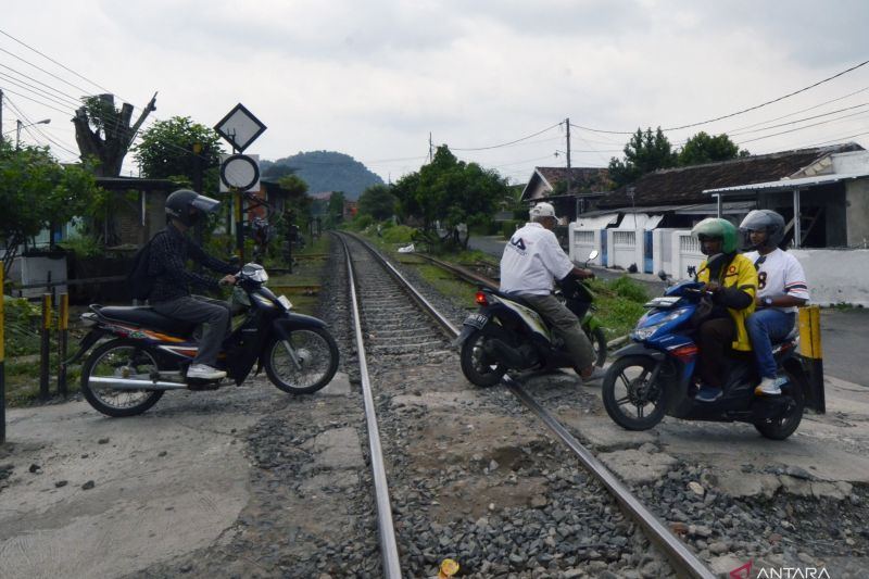 KAI fokus tangani 1.810 jalur perlintasan kereta tanpa penjagaan